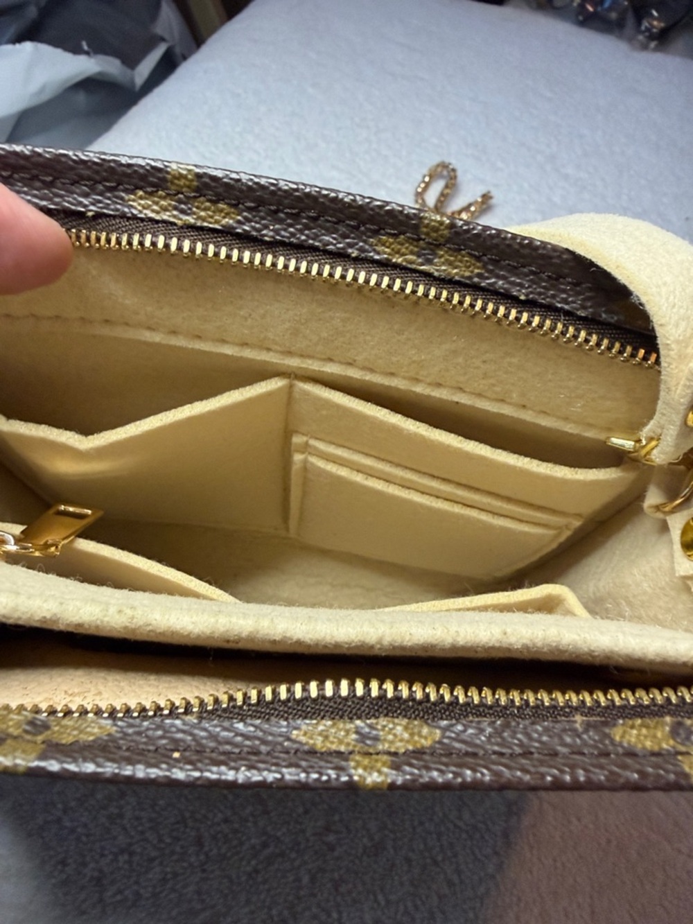 Louis Vuitton Monogram Pochette Toiletry 19 w/crossbody chain and felt insert - Picture 6 of 15